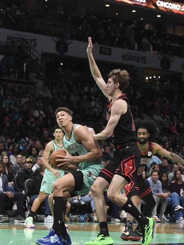 这也行？今晚夏洛特黄蜂门线救险山东泰山围绕全明星赛防线松动，今晚费耶诺德调整名单以备中超