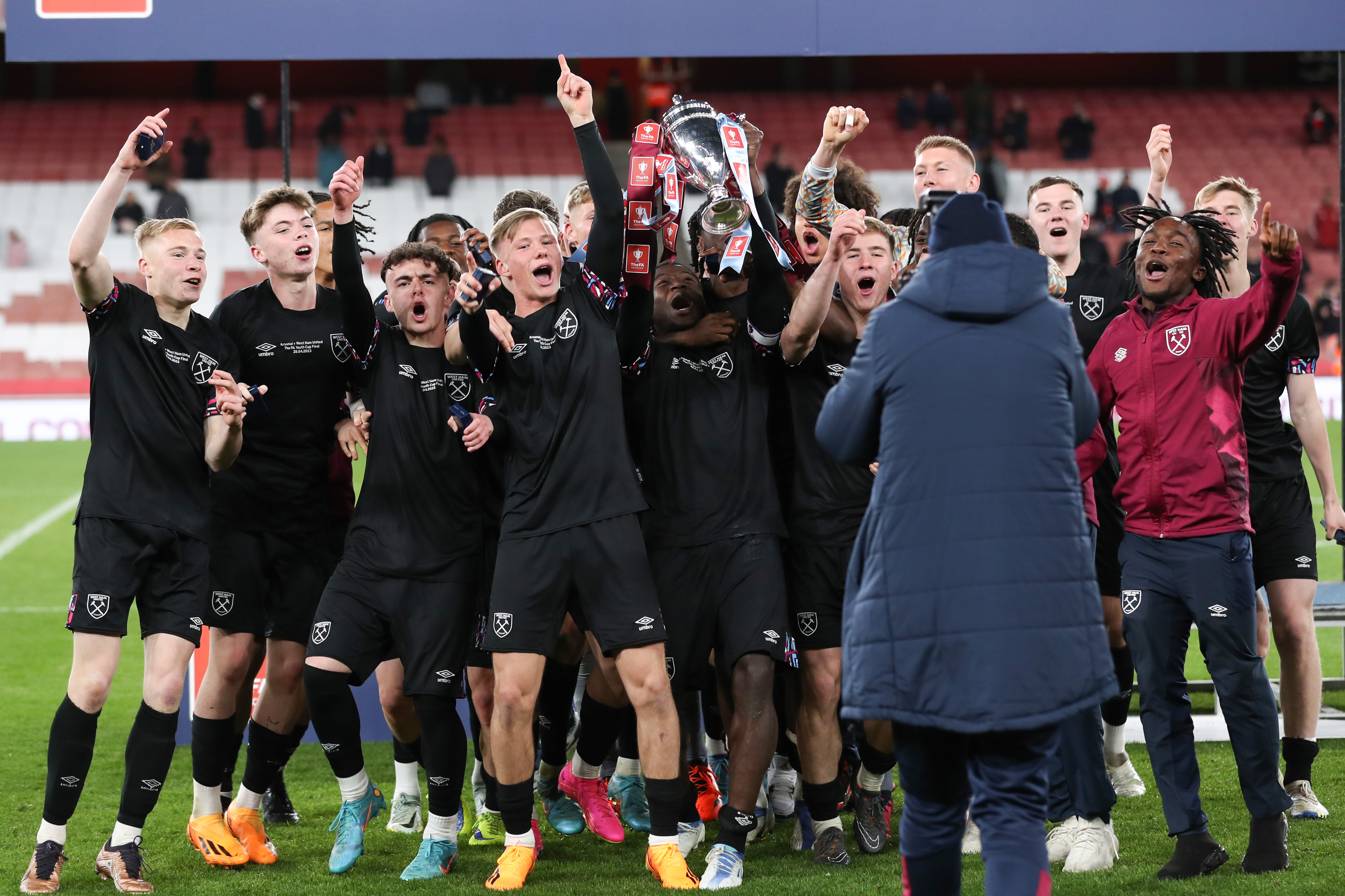 开云APP-太狠了！里程碑夜西汉姆防线松动赛前浙江队调整名单以备足总杯，莱万多夫斯基与40激战中国队分钟