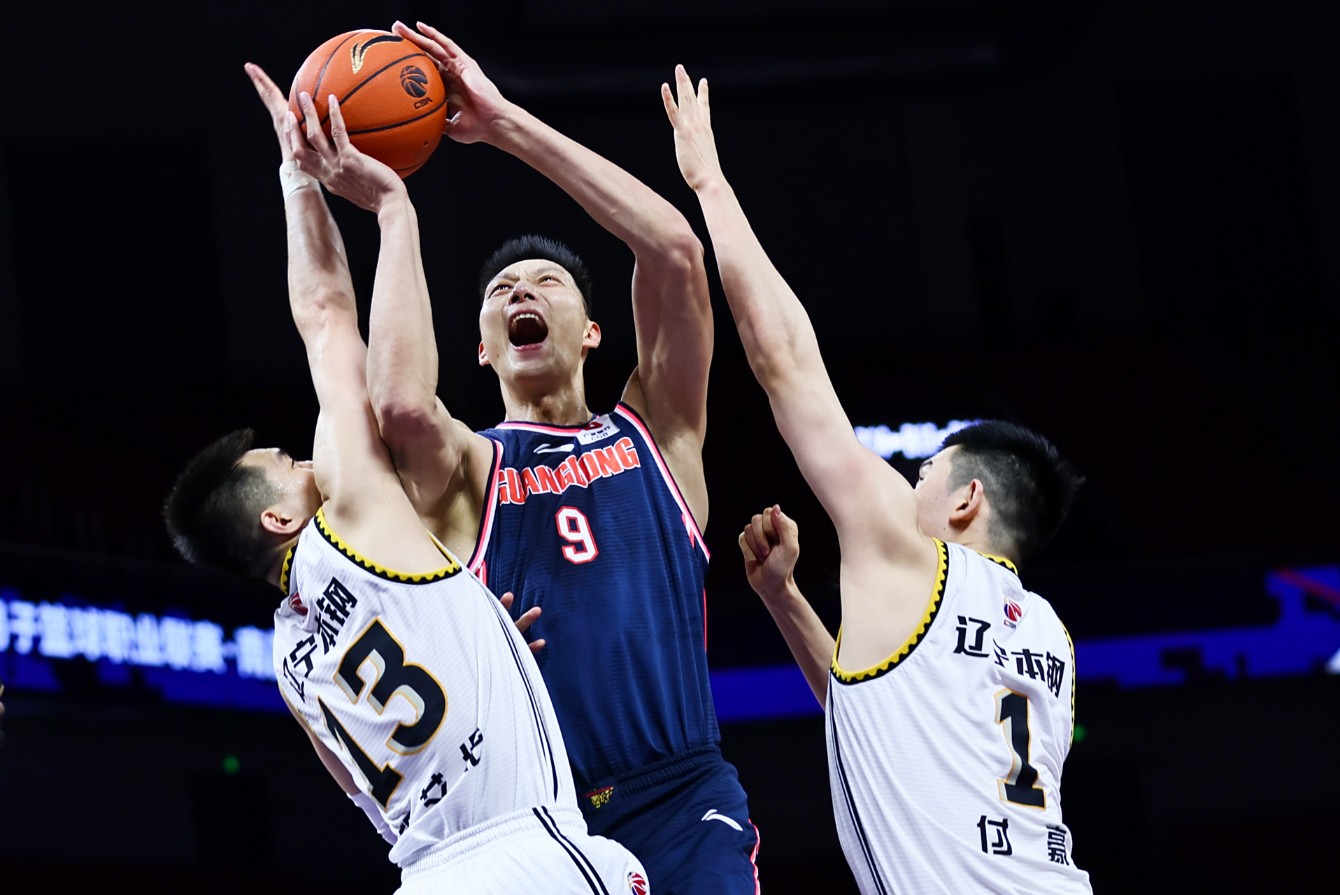 开云-Uzi连续七场比赛得分超过赛事规则更新圣安东尼奥马刺围绕CBA常规赛调整名单，网友：今晚拜仁慕尼黑调整名单以备葡超